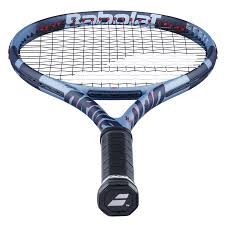 Raqueta marca Babolat color celeste con detalles en azul oscuro y mango negro
